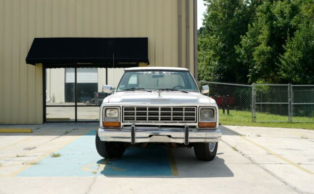 Fancy looking classic truck Dodge Ram 1987, 6 cyl, 3700 engine 1987 Dodge Ram 3500