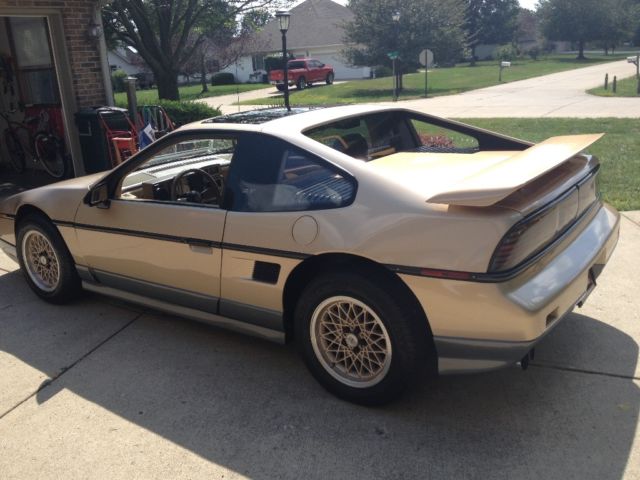 1986 Pontiac Fiero - photo 2