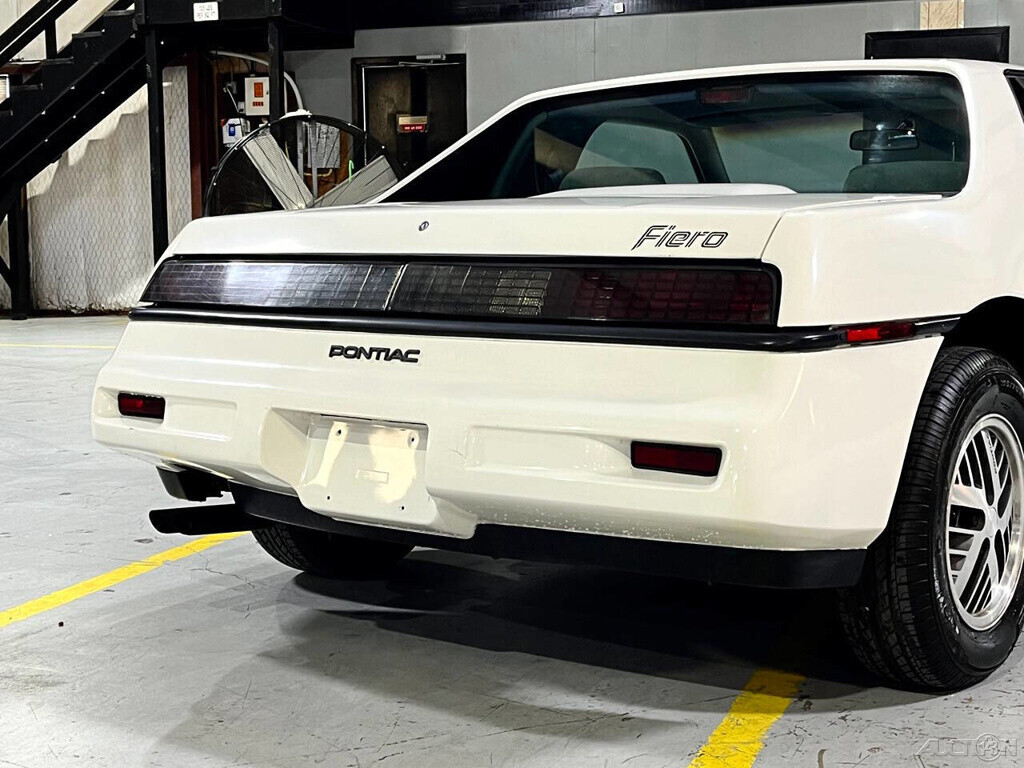 1987 Pontiac Fiero BASE COUPE - CLEAN CARFAX - 893 SUPER LOW MILES! - RARE FIND - photo 6