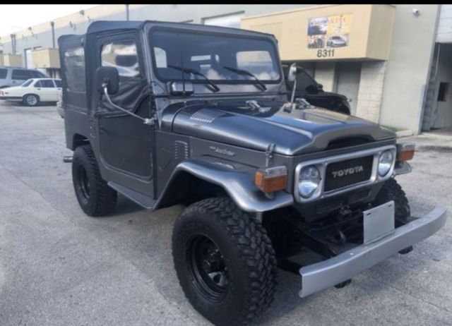 FJ40 1983 4x4 convertible with power steering wheel and front disk brakes ! 1983 Toyota Land Cruiser off road