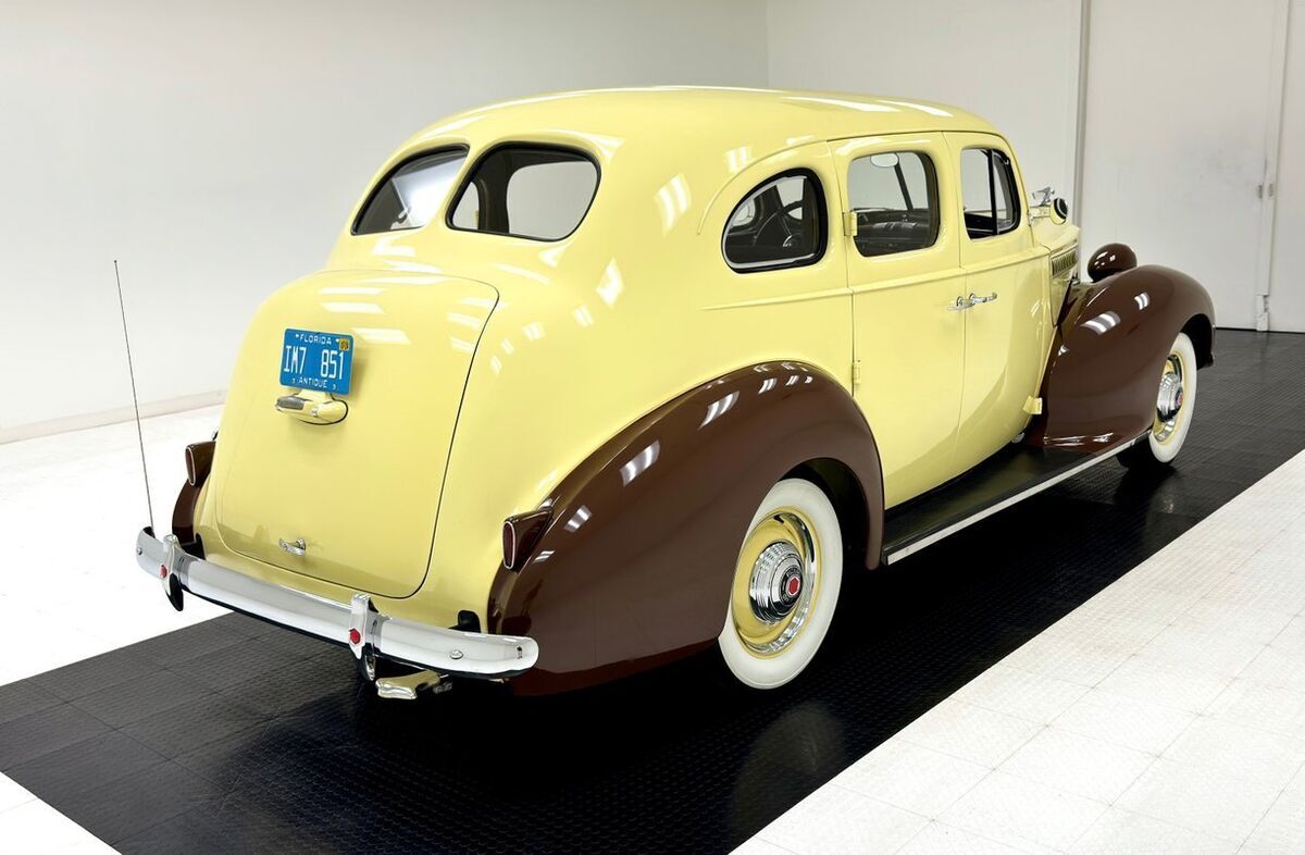 1939 Packard 1700 6 Series Touring Sedan - photo 5