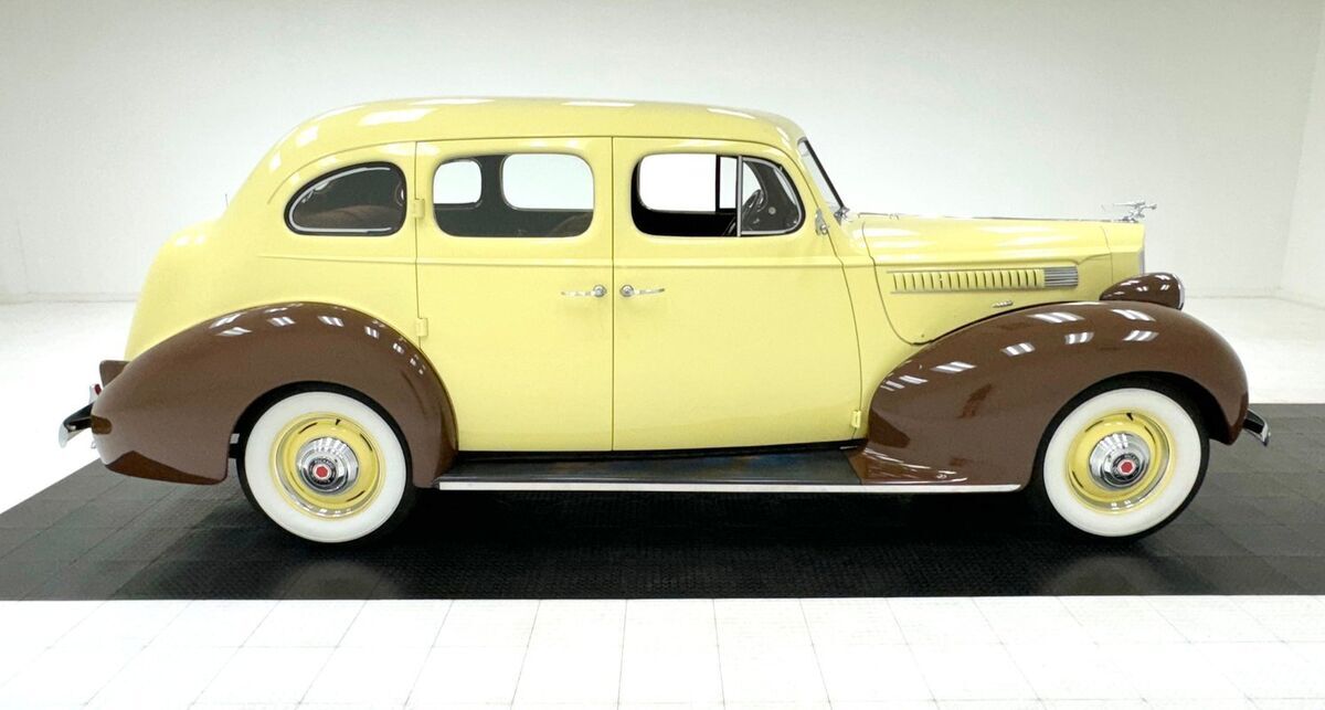 1939 Packard 1700 6 Series Touring Sedan - photo 6