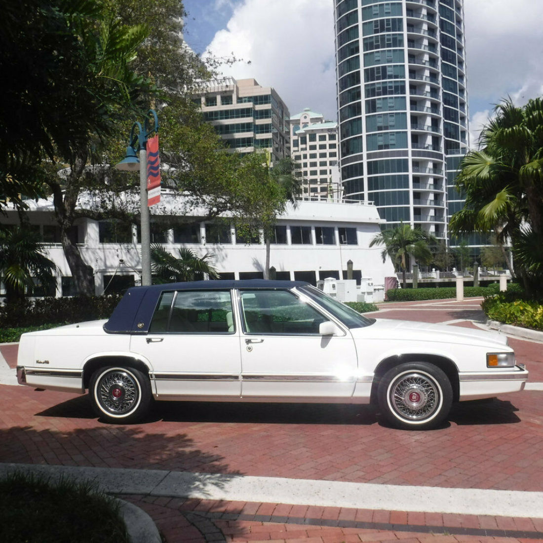 1992 Cadillac DeVille 4dr Sedan - photo 12