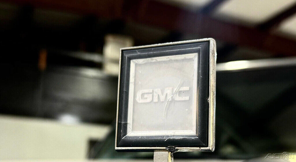 1987 GMC Suburban R 2500 - 77k ORIGINAL MILES - CLEAN CAR FAX - SOUTHERN OWNED! - photo 3