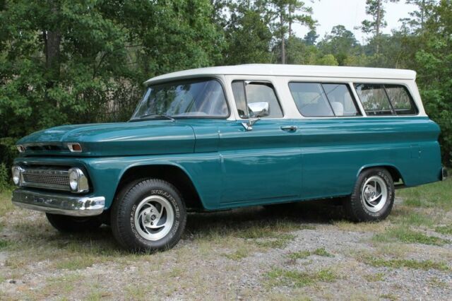 1961 Chevrolet Suburban -- - photo 4