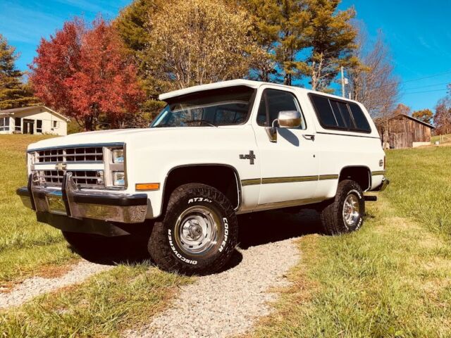 Fresh quality ground up restoration on a 1988 Chevy K5 4x4 1988 Chevrolet Blazer Sliverado
