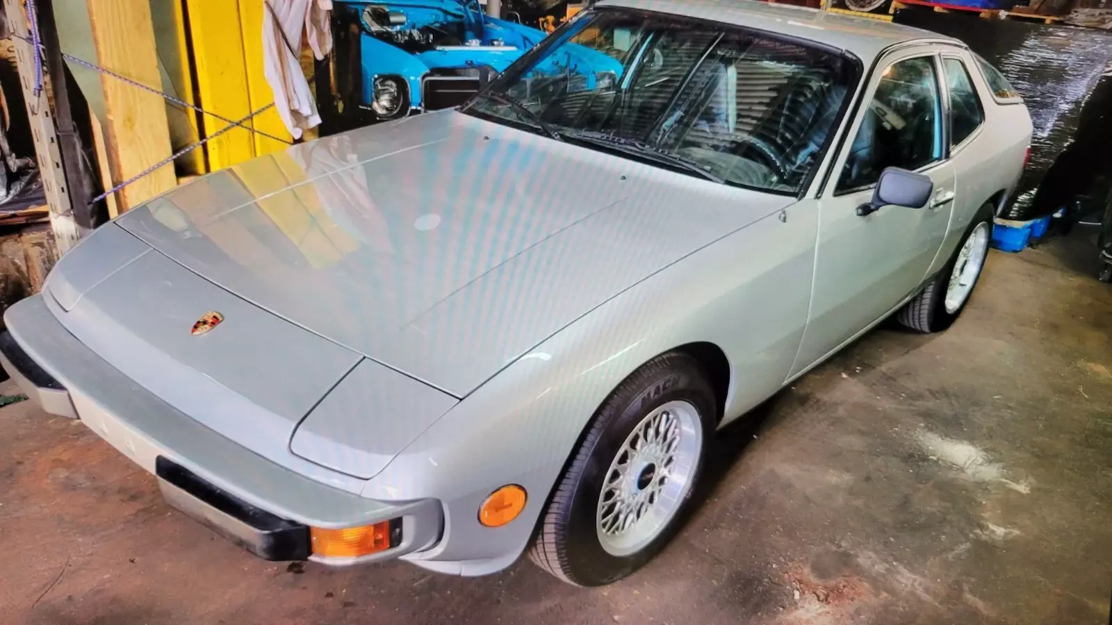 FUEL INJECTED 2.0L INLINE 4 CYLINDER 4-SPEED MANUAL POWER BRAKES FRONT DISC 1977 Porsche 924