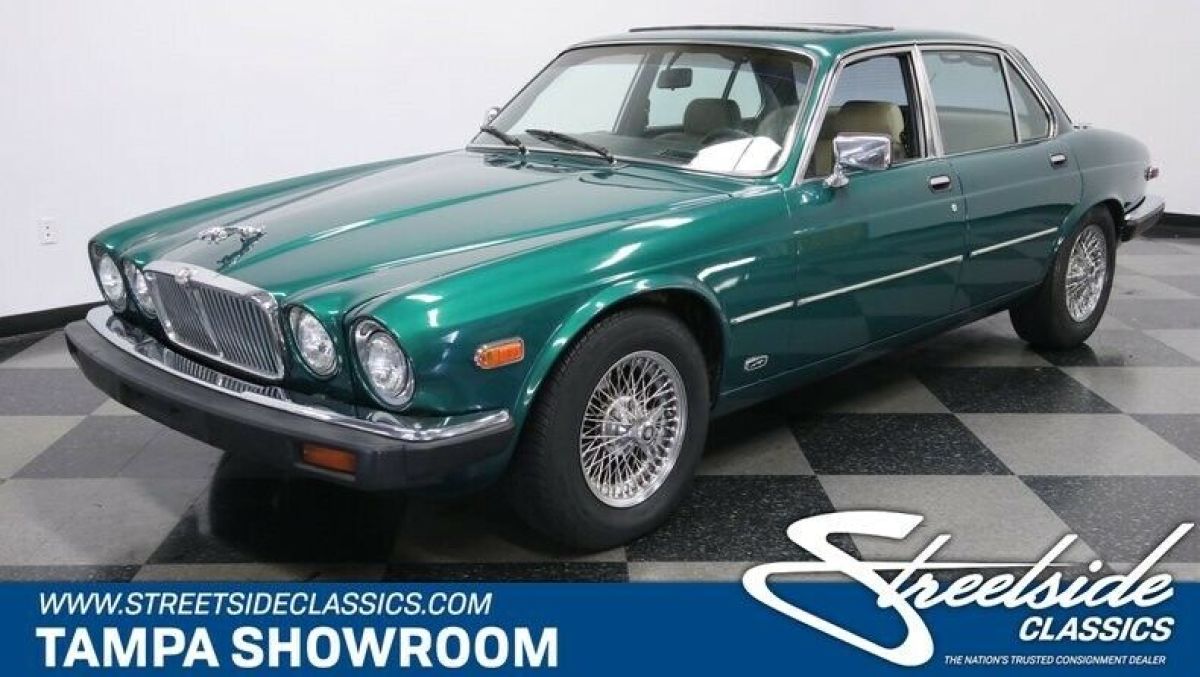 FUEL INJECTED 4.2L INLINE 6 WIRE WHEELS CLEAN CARFAX LONG TERM OWNERSHIP 1985 Jaguar XJ6 Vanden Plas