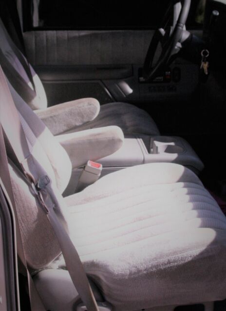 1993 GMC Suburban SLE - photo 4