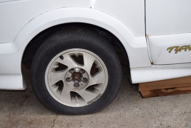 1993 GMC Typhoon - photo 2