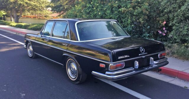 1970 Mercedes-Benz 200-Series - photo 2