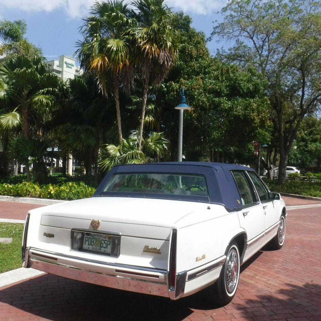 1992 Cadillac DeVille 4dr Sedan - photo 2