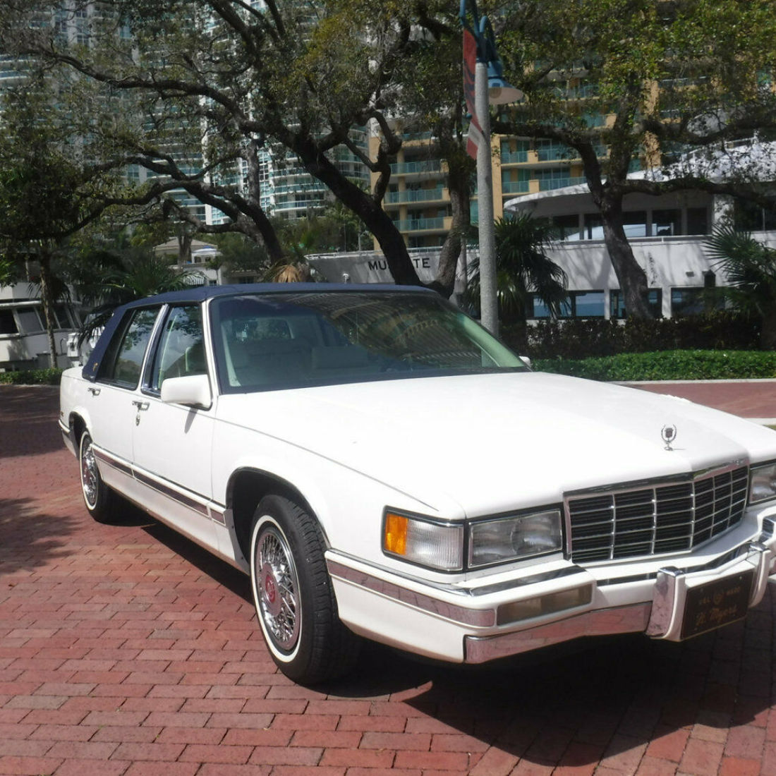 1992 Cadillac DeVille 4dr Sedan - photo 4