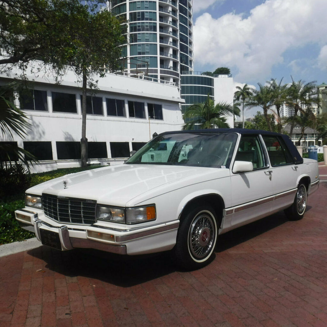 1992 Cadillac DeVille 4dr Sedan - photo 5
