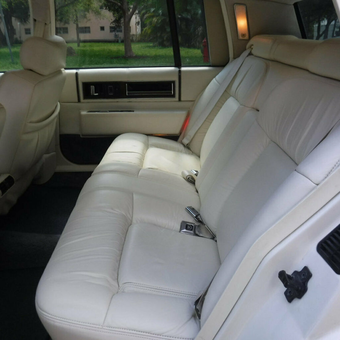 1992 Cadillac DeVille 4dr Sedan - photo 7