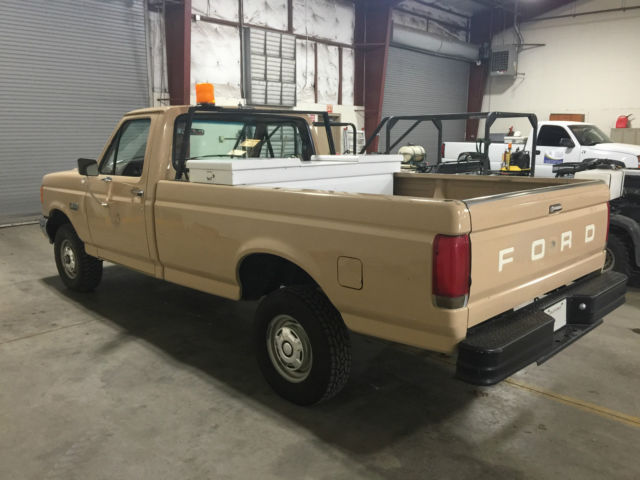 1990 Ford F-150 Custom Standard Cab Pickup 2-Door - photo 4