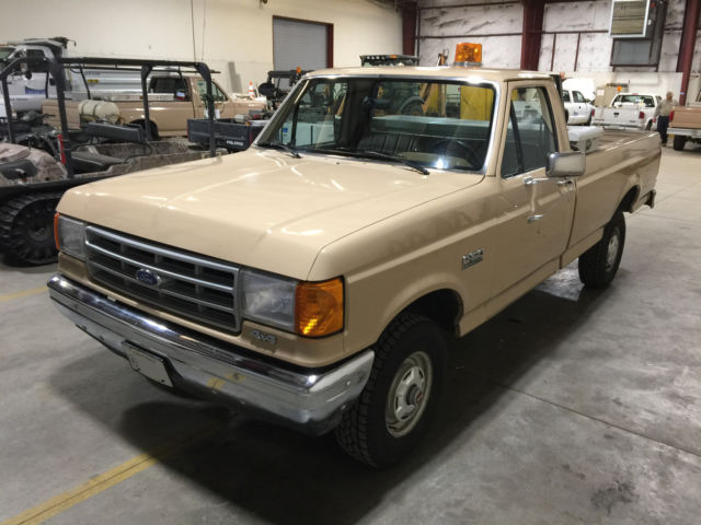 1990 Ford F-150 Custom Standard Cab Pickup 2-Door