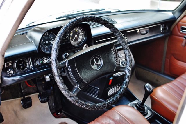 1973 Mercedes-Benz 200-Series 220D Beautiful Benz Drives Great - photo 6