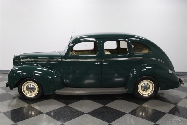 1939 Ford Deluxe Sedan - photo 2
