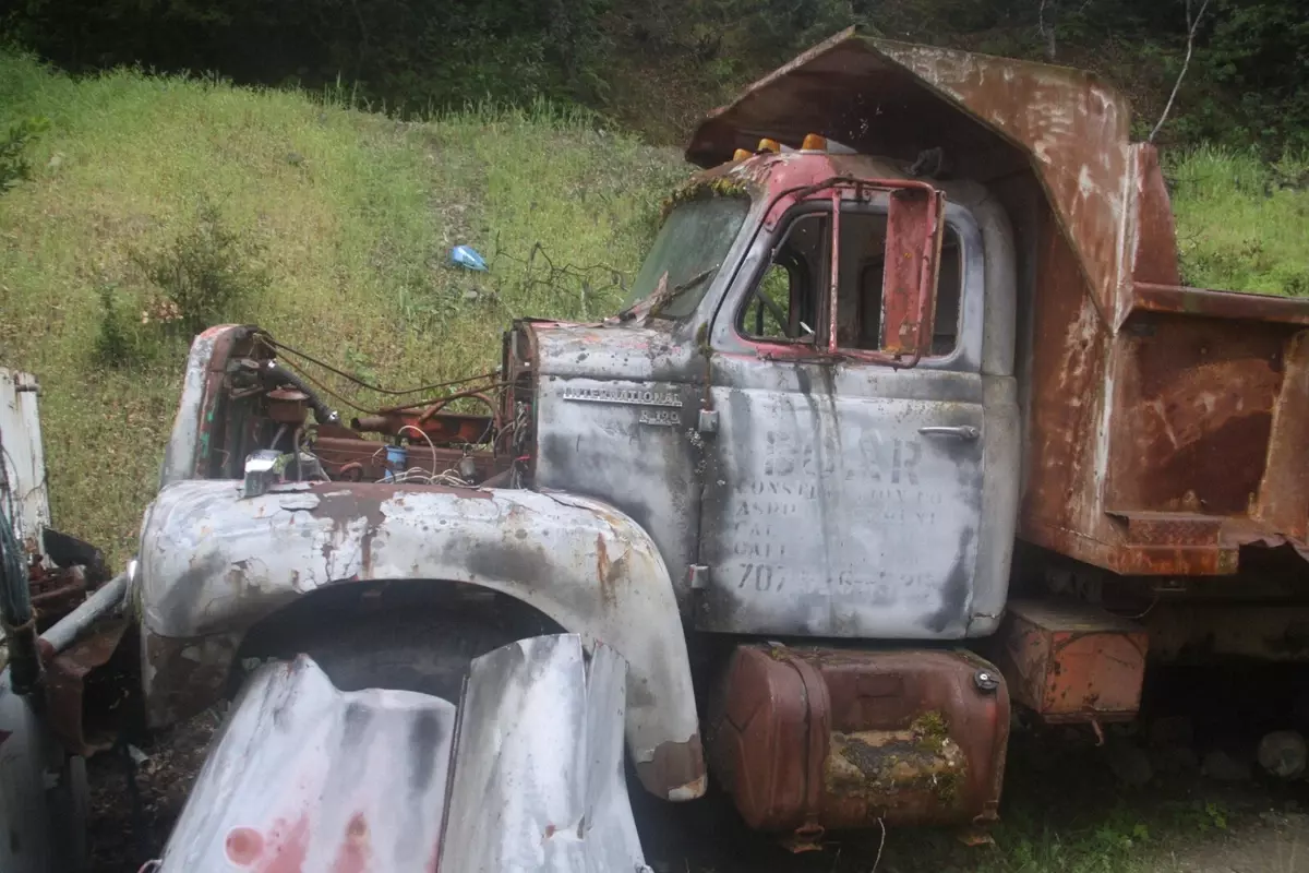 GREY 1946 International Harvester R 190 1946 International Harvester R 190 DUMP TRUCK 10 WHEELER