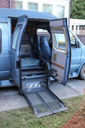 Handicap Accessible Wheelchair Lift Van -- low mileage 1992 Ford E-150 1992 Ford E-Series Van