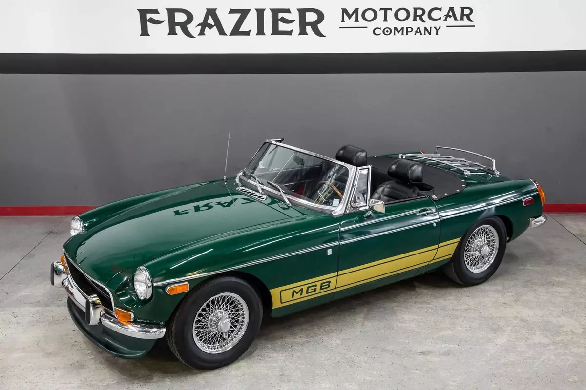 HANDSOME BRITISH RACING GREEN CHROME BUMPER MGB ROADSTER 1970 MG British Racing Green MGB