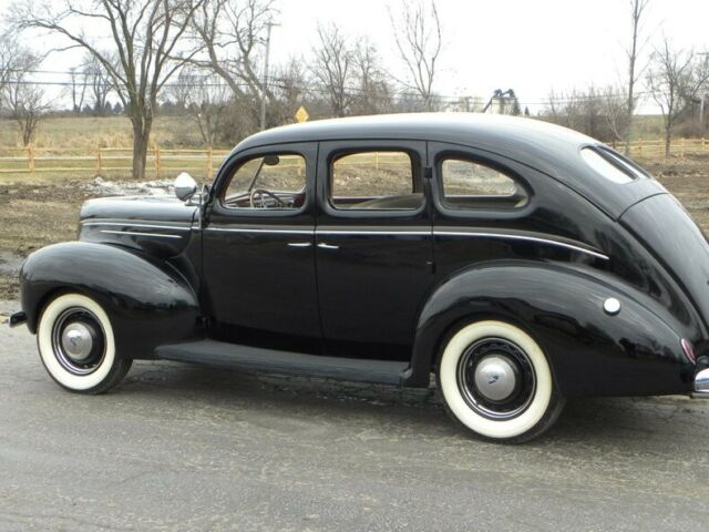 1939 Ford Deluxe Fordor Sedan - photo 12