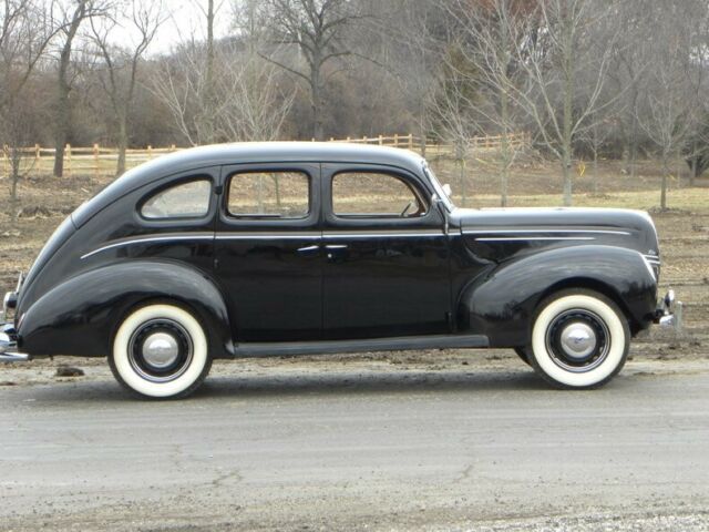 1939 Ford Deluxe Fordor Sedan - photo 2