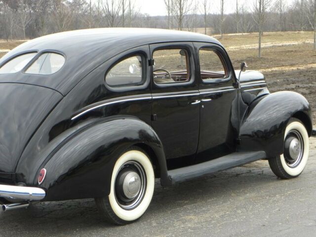 1939 Ford Deluxe Fordor Sedan - photo 3