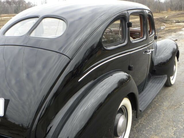 1939 Ford Deluxe Fordor Sedan - photo 4