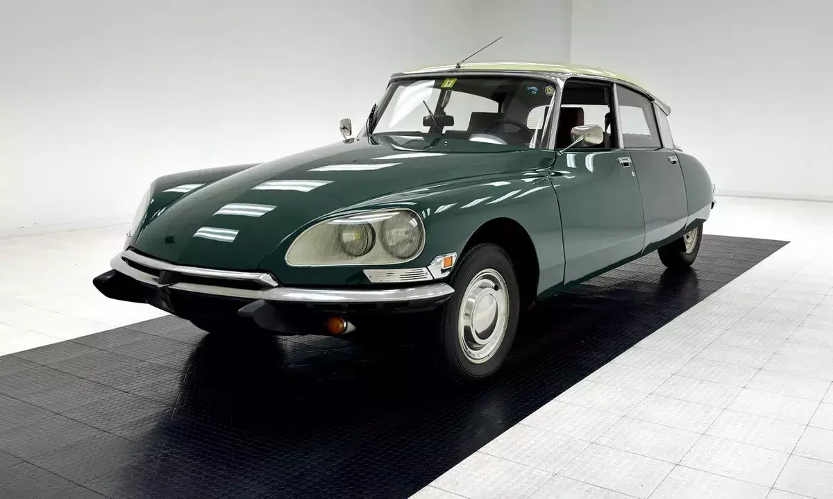 Hydro-Pneumatic Suspension/132.7ci I4/4-Speed Manual/Service Paperwork/Solid Car 1972 Citroen DS 21 4 Door Sedan
