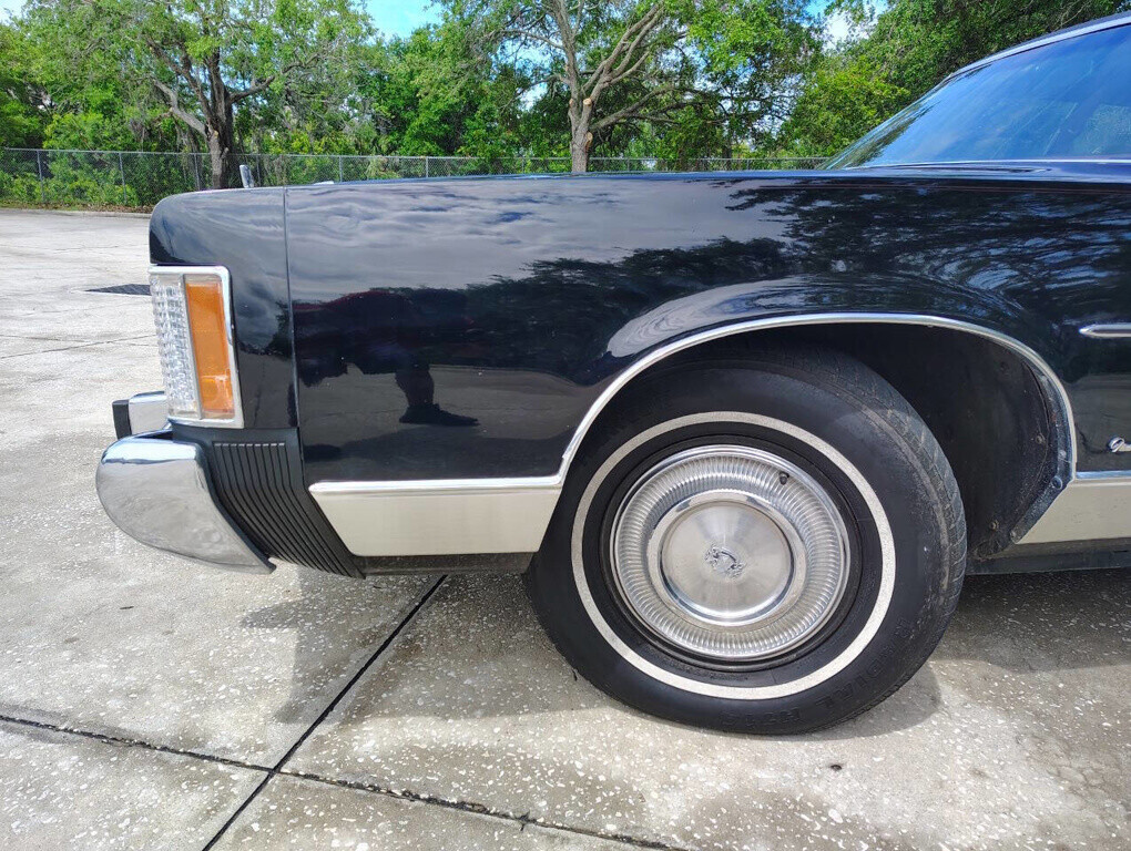 1975 Chrysler New Yorker SEDAN VINYL TOP - 29K ORIGINAL LOW MILES! - RARE FIND! - photo 2