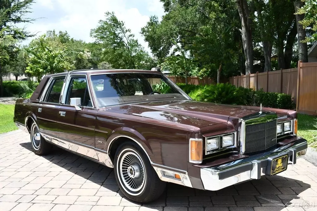 Incredible Original1989 town car Signature series Just 8000 miles Wow 1989 Lincoln Town Car Documented Signature all books bill of sale 8ks