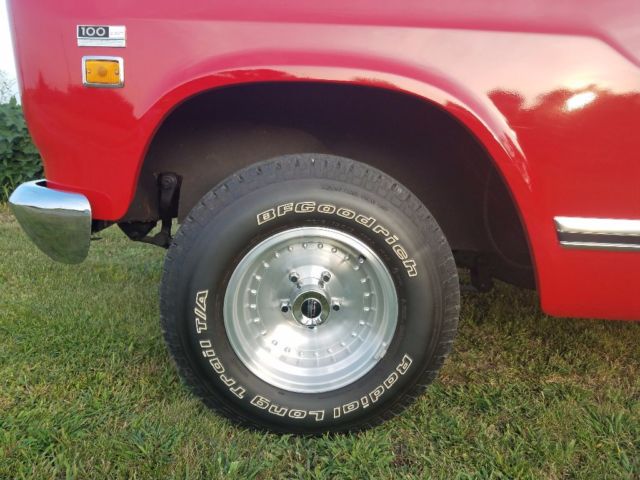 1974 International Harvester R100 Aluminum with black center strip - photo 7