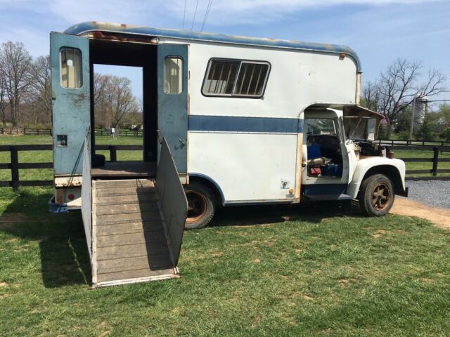 1970 International Harvester Loadstar Horse van - photo 2