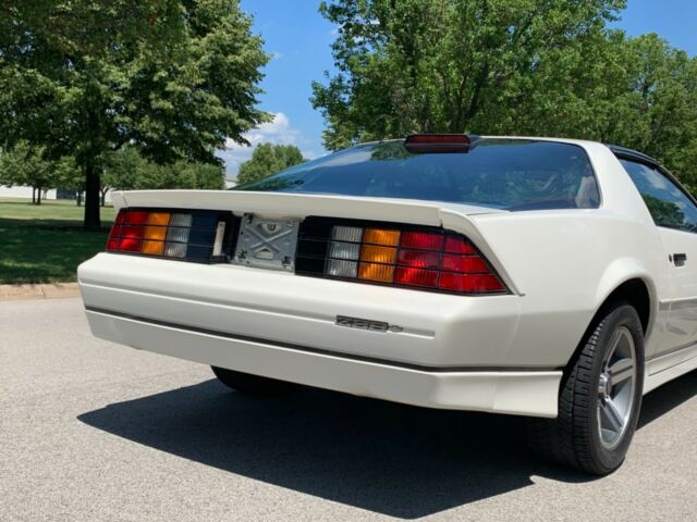 1986 Chevrolet Camaro IROC Z28 T-Tops - photo 10