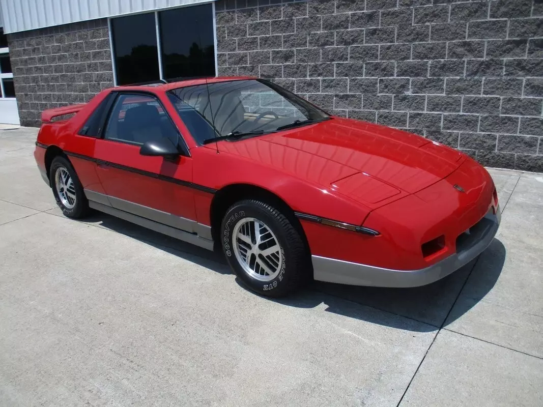1985 Pontiac Fiero - photo 2