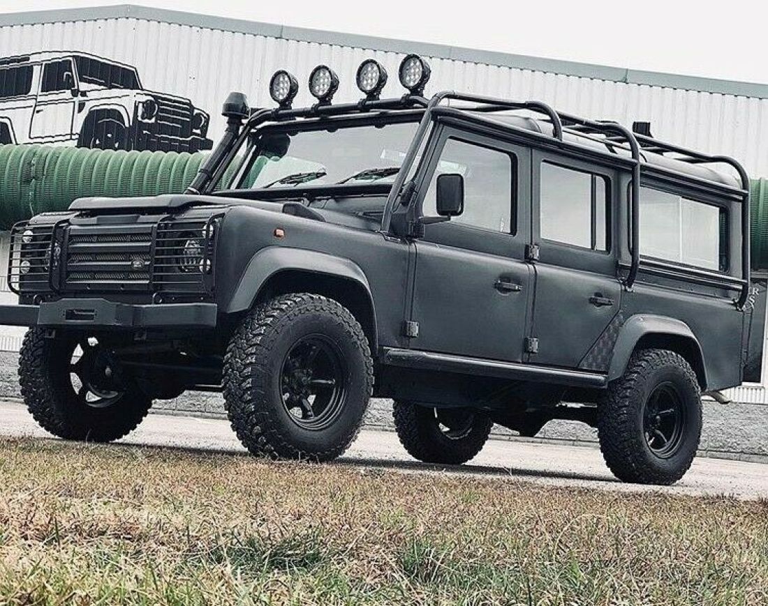 LAND ROVER DEFENDER 110 RESTORED, NEW INTERIOR EXTERNAL ROLL CAGE REBUILT V8 1991 Land Rover Defender Defender 110