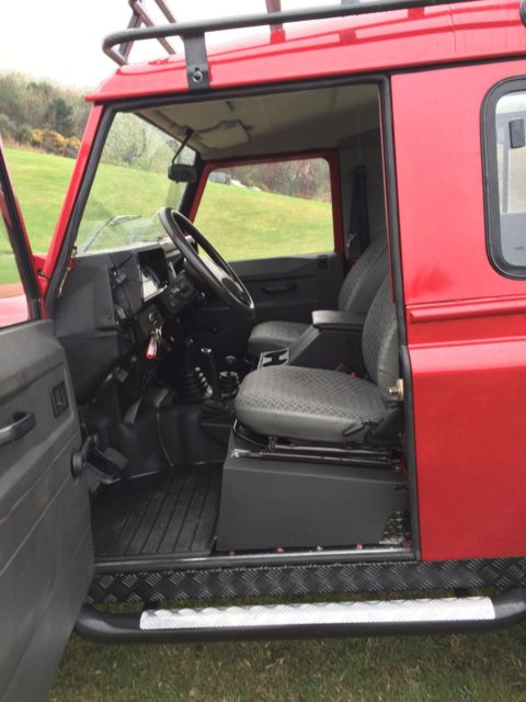 1900 Land Rover Defender 90 Station Wagon 6 Seater - photo 10