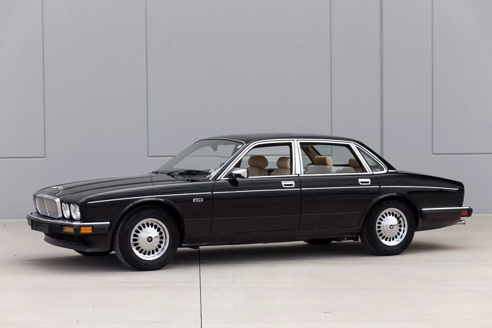 Largely ONE OWNER car from Palm Springs California Area 53292 miles Black/Tan 1989 Jaguar XJ6