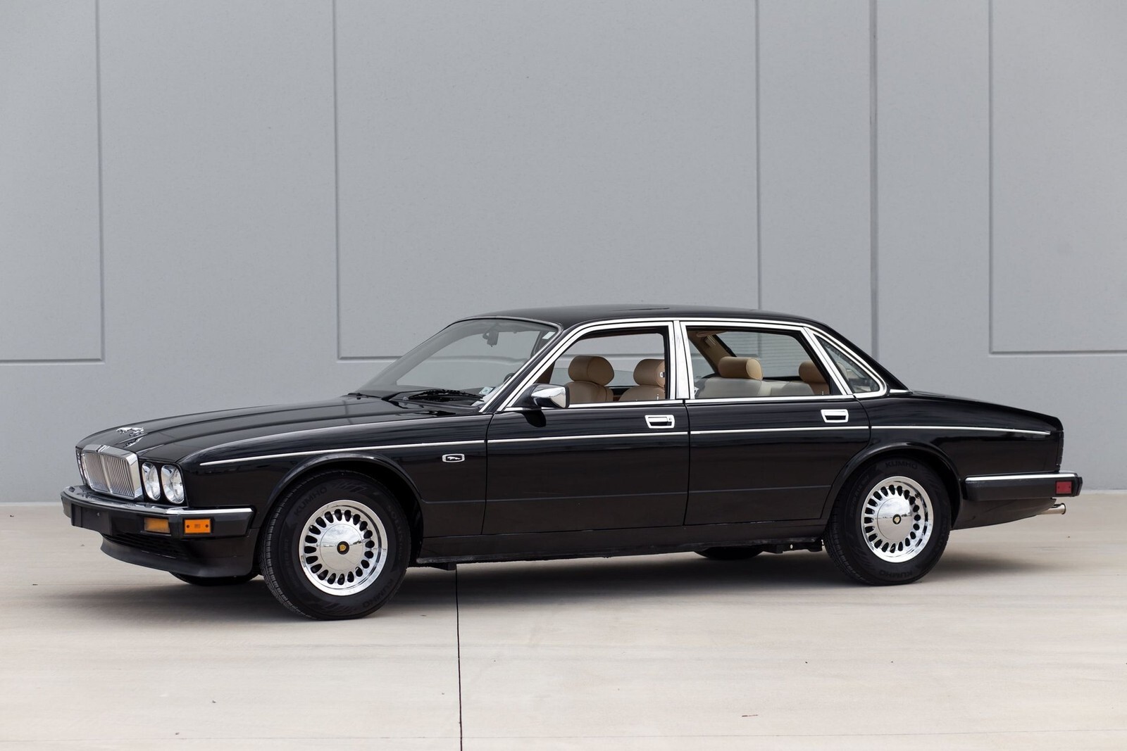 1989 Jaguar XJ6 - photo 2
