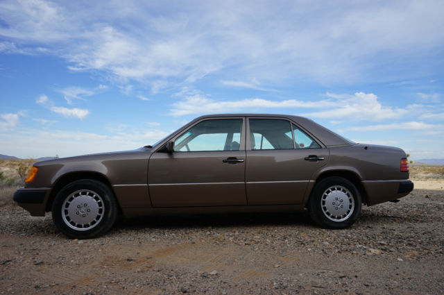LEGENDARY 1990 MERCEDES 300E IN EXCELLENT CONDITION RUNS AND DRIVES LIKE NEW 1990 Mercedes-Benz E-Class LEATHER