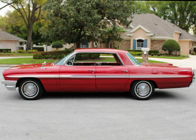 1961 Pontiac Bonneville FOUR DOOR HARDTOP - 1K MILES - photo 2