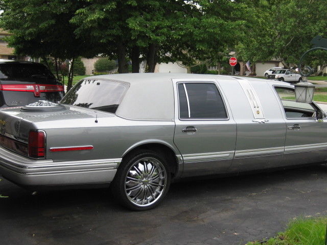 1992 Lincoln Town Car executive coach limousine - photo 13