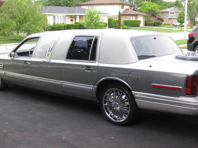 1992 Lincoln Town Car executive coach limousine - photo 2
