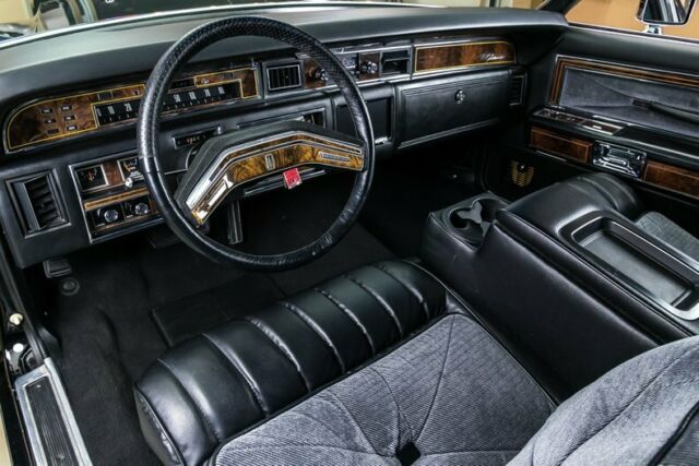 1977 Lincoln Continental Town Coupe - photo 2