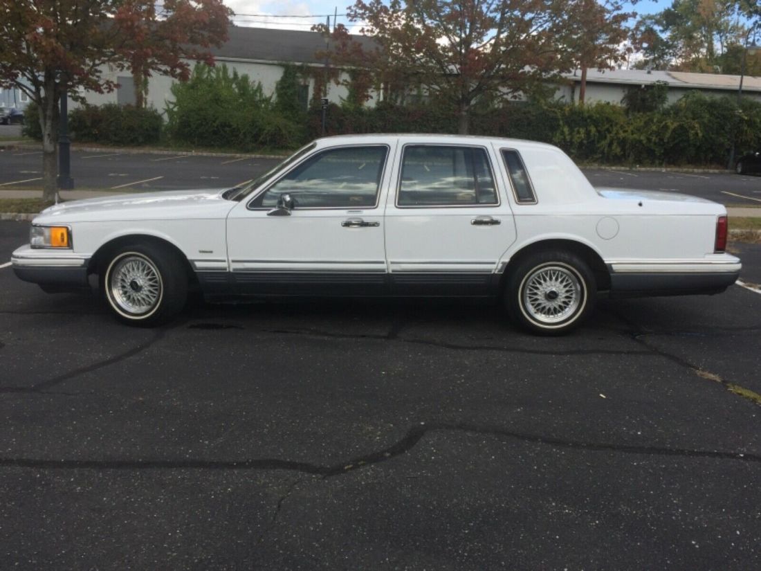 1993 Lincoln Town Car - photo 2