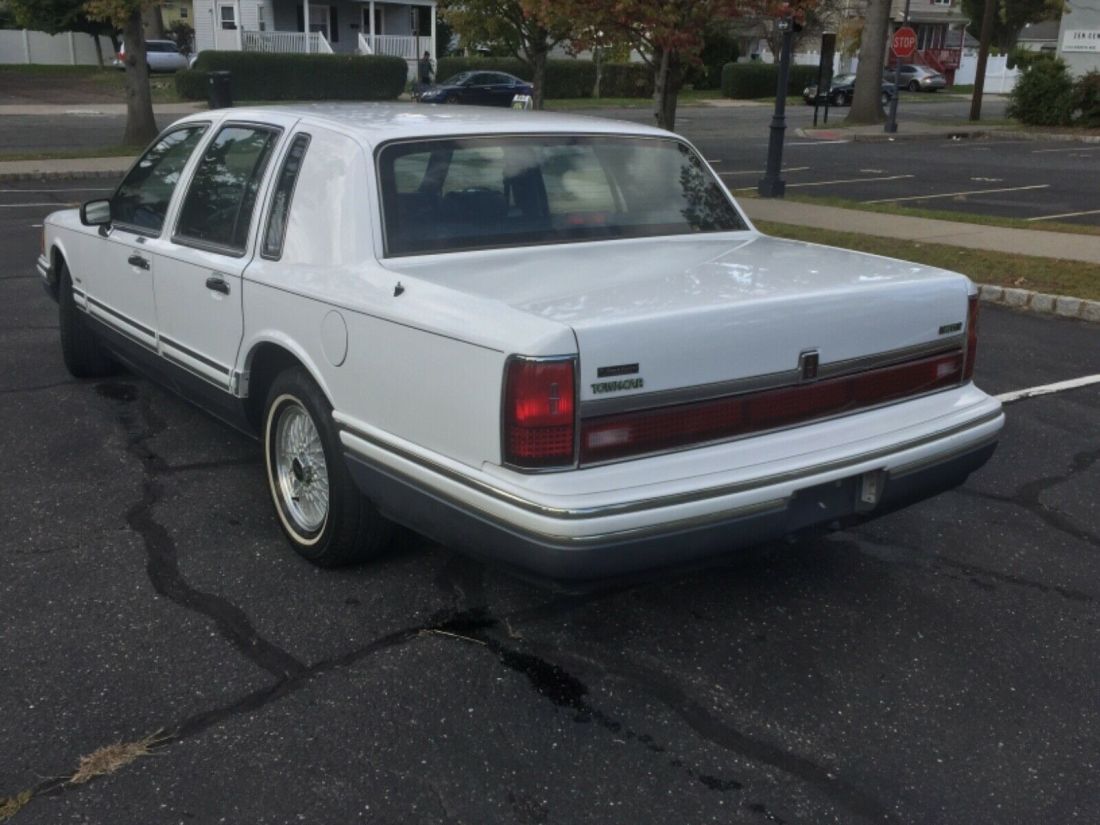 1993 Lincoln Town Car - photo 4
