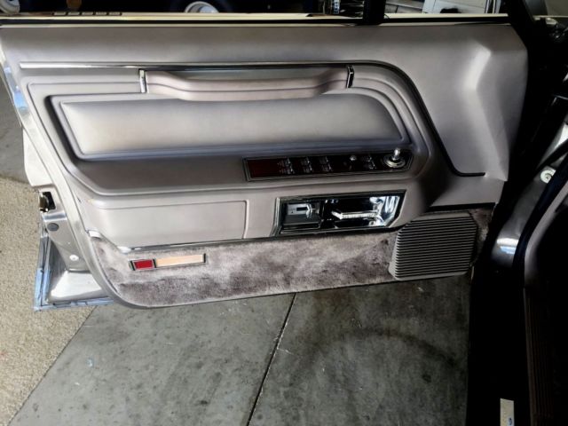1988 Lincoln Town Car Designer Series - photo 6