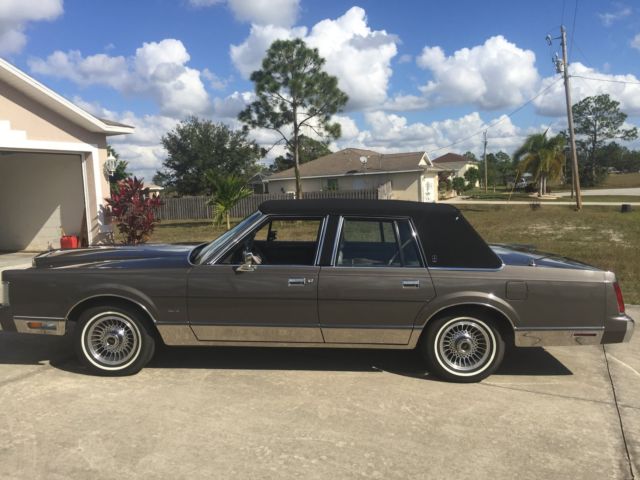 Lincoln Town Car Designer Series.. 11,600 Miles MINT!! .. NO RESERVE.. 1988 Lincoln Town Car Designer Series